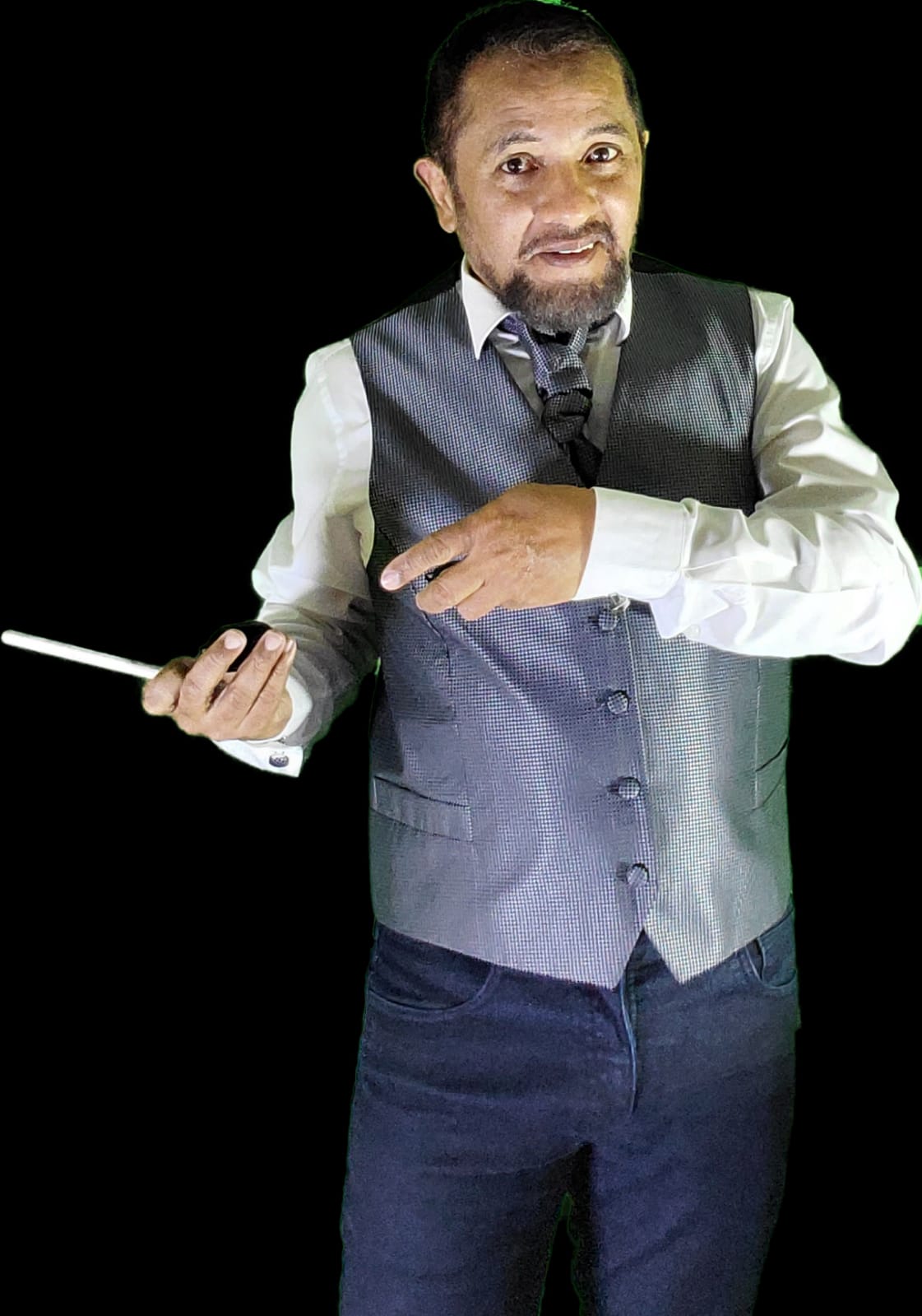 Duilio mostrando la plataforma